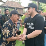 Calon Bupati Kediri nomor urut 2 Hanindhito Himawan Pramana menyalami warga saat kampanye di Desa Tambakrejo. Foto: MUJI HARJITA/ BANGSAONLINE