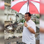 Drs. H. Satib, Anggota Komisi D DPRD Jatim saat meninjau lokasi ambruknya pertokoan Jompo, Jember.