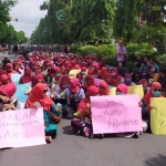 Massa aksi dari keluarga besar pesantren saat menggelar aksi di depan Mapolres Jombang.