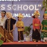 Peresmian TK Discha Kids School diwarnai karnaval baju adat oleh para murid.