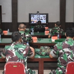 Suasana saat Korem 084/BJ menerima sosialisasi Bidang Bakti TNI TA 2022 melalui video comference.