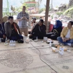 Wisatawan dari Selandia Baru sedang menyampaikan keadaan destinasi wisata Watu Rumpuk di acara jumpa pers yang diadakan oleh Pemkab Madiun.