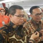 Dirjen PHU Abdul Djamil (kiri) dan Dirut Garuda Indonesia M Arif Wibowo saat meninjau pesawat pengangkut jamaah haji Boeing 777-300ER. 