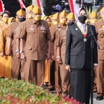  Wali Kota Batu Dewanti Rumpoko memimpin Tabur Bunga di Taman Makam Pahlawan (TMP) Suropati Kota Batu, Jawa Timur, Kamis (11/8/2022).
