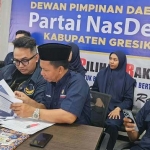 Ketua Bapilu Partai NasDem Gresik, Akhmad Roni (paling kanan), saat memberikan keterangan pers. Foto: Ist.

