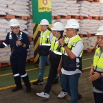 Direktur Utama PT Pupuk Indonesia, Rahmad Pribadi (tiga dari kiri), didampingi jajaran komisaris dan direksi saat meninjau gudang pupuk  multi guna PT Petrokimia Gresik. Foto: SYUHUD/ BANGSAONLINE