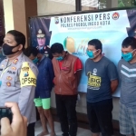 Kapolres Probolinggo Kota, AKBP Ambaryadi Wijaya saat merilis 7 tersangka komplotan perampokan kepada wartawan.