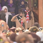 Wali Kota Kediri Vinanda Prameswati memberi hormat kepada para petugas apel anak-anak TK. (Ist)