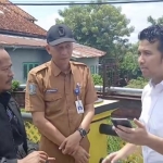 Wakil Gubernur Jawa Timur, Emil Dardak saat berbincang dengan Wakil Ketua DPRD Pamekasan terkait kondisi sungai yang kerap meluap dan sebabkan banjir