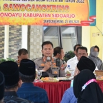 Kapolresta Sidoarjo, Kombes Pol Kusumo Wahyu Bintoro, saat menghadiri cangkrukan kamtibmas di Balai Desa Sawocangkring.