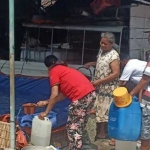 Warga Dukuh Sambongrejo Desa Nglumber saat antre mendapatkan air bersih kiriman BPBD Bojonegoro.