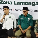 Ketua DPW PKB Jatim Halim Iskandar (pegang mic) saat mendeklarasikan H. Sholahudin (batik)  sebagai Calon Bupati Lamongan.