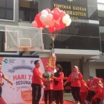 Puluhan balon yang diterbangkan ke udara sebagai simbol pelepasan Kader TB Sidoarjo turun ke lapangan. foto: NANANG I/ BANGSAONLINE