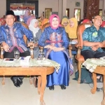 Bupati Fadeli saat bersama Satgas IDAI Dr Rachmat Santika foto bersama Sekda Yuhronur Efendi, Kepala Dinkes Lamongan, Taufiq Hidayat.