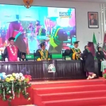 Momen wisuda mahasiswa IIKNU Tuban.