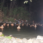 Pengunjung saat melakukan kungkum di Kali Tempur Alas Srigati.