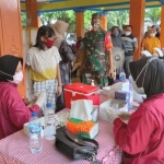 Koramil Padas Kodim 0805/Ngawi bekerja sama dengan tim nakes dari Dinas Kesehatan (Dineks) Ngawi menggelar serbuan vaksinasi dosis satu dan dua.