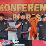 Satreskrim Polres Tuban tangkap ayah yang setubuhi anak angkat. Foto: Udin.