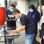 Tempat cuci tangan di Jalan Dhoho, Kota Kediri saat digunakan oleh warga. Foto: MUJI/BANGSAONLINE