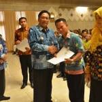 Bupati Gresik Sambari HR didampingi Plt Sekkab, Bambang Isdianto saat penyerahan SK PNS. foto: syuhud/ BANGSAONLINE