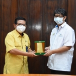 Direktur Utama Petrokimia Gresik Dwi Satriyo Annurogo dan Direktur PTPN XI R. Tulus Panduwijaja saat penandatanganan kerja sama. (foto: ist)