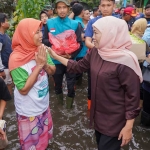 Khofifah saat menyapa dan memberikan bantuan kepada warga terdampak banjir. (ist)