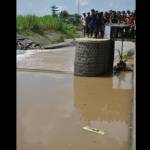 RITUAL – Warga berkerumun melihat larung potongan jarit orang tua korban Agus Priyanto, yang terseret arus sungai, di Dam Sekaru, kemarin. foto: Soewandito/BANGSAONLINE