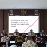 Bupati Kediri Hanindhito Himawan Pramana (nomor 2 dari kiri) saat menerima jajaran Perumda Pasar Jaya. (Ist)