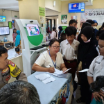 Para siswa yang keracunan saat didata di RS Ibu dan Anak