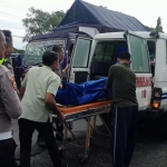Jenazah korban saat dievakuasi menuju RS Muhammadiyah Lamongan