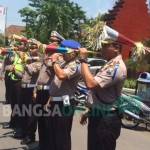 Anggota Polres kediri kota saat menggunakan Trompet. foto: arif kurniawan/ BANGSAONLINE