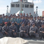 Seluruh kru KRI Hiu-634 foto bersama usai tiba di Dermaga Sasa Wharf Davao Filipina, Minggu (24/11) waktu setempat.