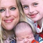 Julie Argent dan dua anaknya. Chay menyelamatkan hidup mereka. Foto: repro mirror.co.uk