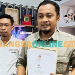 Ketua KPU Kabupaten Kediri, Nanang Qosim, didampingi anggotanya, Moh. Isnaeni. Foto: MUJI HARJITA/BANGSAONLINE