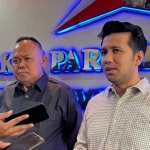 Ketua DPD Partai Demokrat Jatim, Emil Elestianto Dardak, didampingi Ketua Fraksi Demokrat Jatim, Agung mulyono, menegaskan dukungan kepada AHY untuk kembali memimpin Partai Demokrat. Foto: Ist.