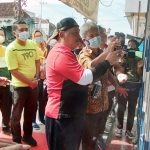 Plt Bupati Marhaen Jumadi secara simbolis melakukan pengecatan sebuah rumah, menandai dilaksanakannya gerakan pelangi di Jalan A Yani. foto: BAMBANG DJ/BANGSAONLINE