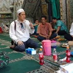 Gus Anom saat memberikan tausiyah di Mushola Al Munawwarah, Bratang Gede, Surabaya. foto: DIDI ROSADI/ BANGSAONLINE