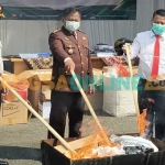 Kajari Kota Kediri (tengah) saat memimpin pemusnahan barang bukti dengan cara dibakar. Foto: MUJI HARJITA/BANGSAONLINE