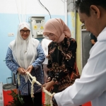 Wali Kota Kediri, Vinanda Prameswati saat prosesi pengguntingan pita peresmian SPPG