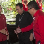 Presiden Jokowi saat menghadiri pembukaan Rakernas III PDIP di Sanur Bali, 23 Februari 2018. Jokowi disambut Sekjen DPP PDIP Hasto Kristiyanto (kanan) dan Panitia Pengarah Rakernas PDIP Prananda Prabowo. Foto: ANTARA FOTO/Nyoman Budhiana/Tempo