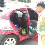 Mobil milik pelaku dan sejumlah helm yang diduga merupakan hasil curian. foto: AKINA/ BANGSAONLINE