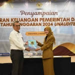 Wali Kota Kediri, Vinanda Prameswati, saat menyerahkan LKPD 2024 ke BPK. Foto: Ist