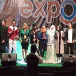 GOYANG BARENG: Ayunda Goba saat tampil bersama penyanyi dangdut lainnya di Great Expo Kadin Sidoarjo, di Alun-alun Sidoarjo, Rabu (25/9) malam. foto: ist
 