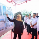 Gubernur Khofifah saat meninjau pembangunan Museum Peradaban Reog Ponorogo.