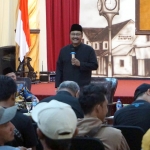 Gus Ipul saat memberikan pengarahan kepada PKL di kawasan Alun-Alun Kota Pasuruan.