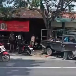 Mobil bak L300 usai menabrak dua motor di Jl Raya Lamongan-Mojokerto