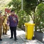 Bupati Kediri, Hanindhito Himawan Pramana, saat mengecek Taman Hijau SLG. Foto: Ist