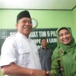 Fadeli dan Kartika Hidayati saat mendaftar ke DPC PKB Lamongan beberapa waktu lalu. (foto: haris/BANGSAONLINE)