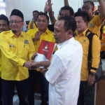 Ketua Golkar Gresik Ahmad Nurhamim (kiri) saat meyerahkan berkas Bacaleg di KPU, beberapa waktu lalu. foto: SYUHUD/ BANGSAONLINE