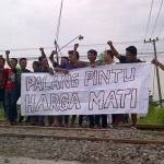 Warga Setrohadi Gresik yang melakukan demo menuntut dipasangnya palang pintu Kereta Api. (syuhud/BangsaOnline)